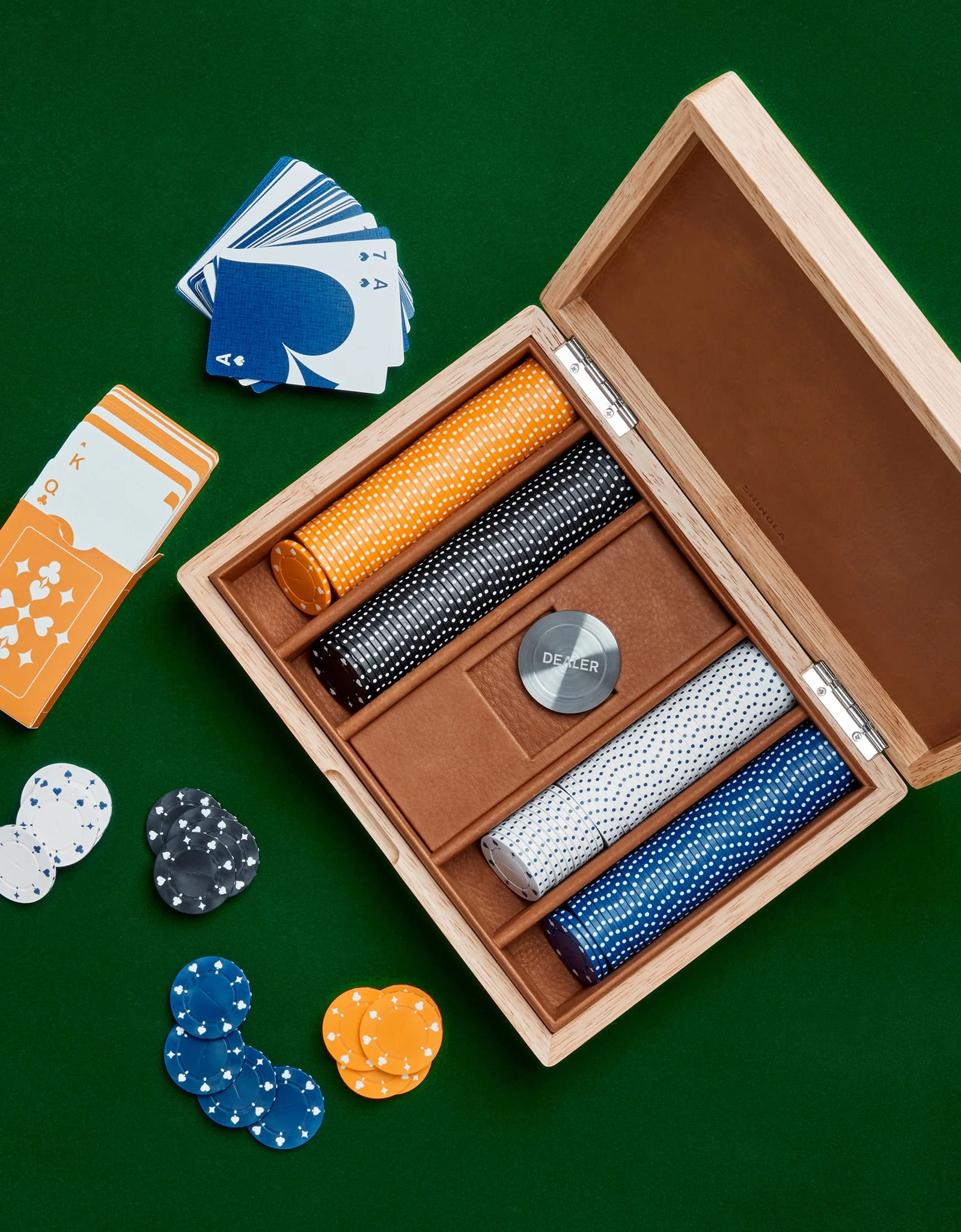 Lacquered Wood Poker Set - Cream / Blue - Image 9